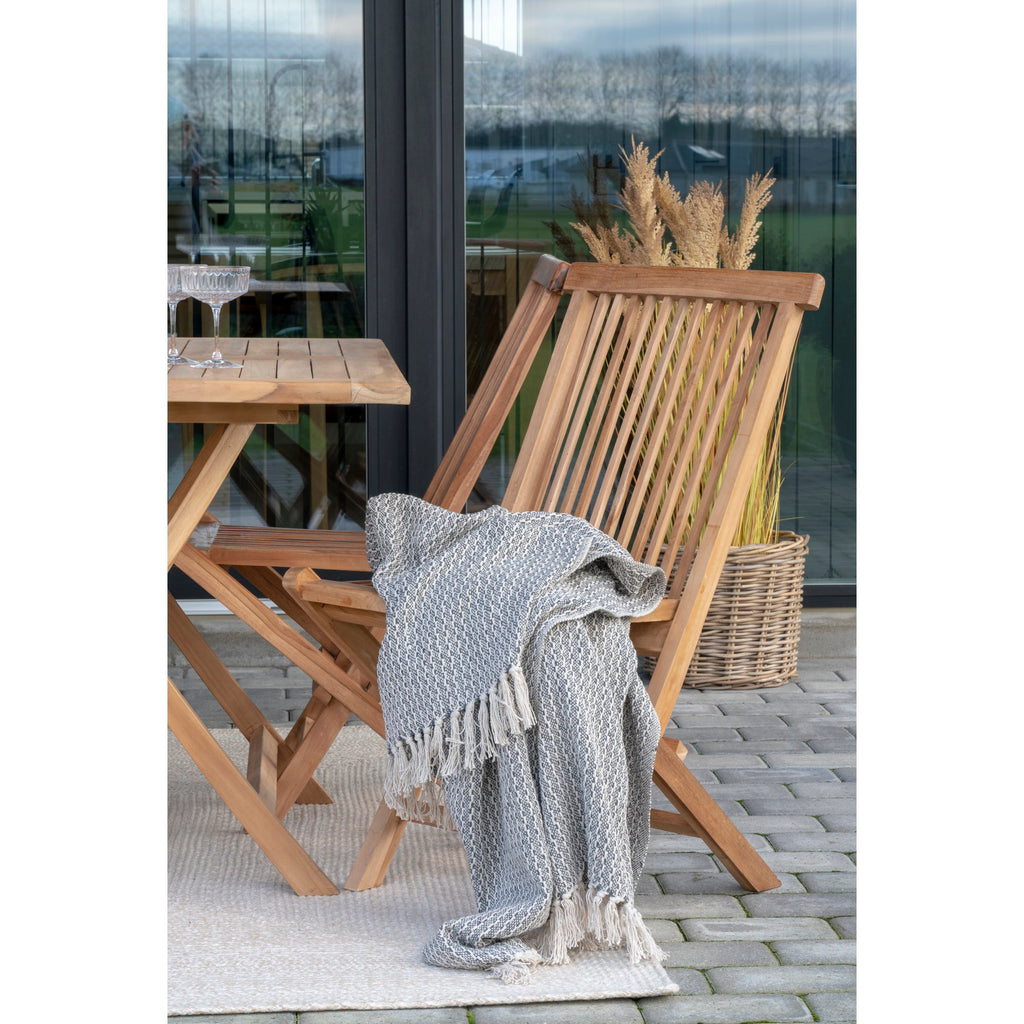 Chaise Toledo teck avec plaid gris, table carrée teck et terrasse contemporaine