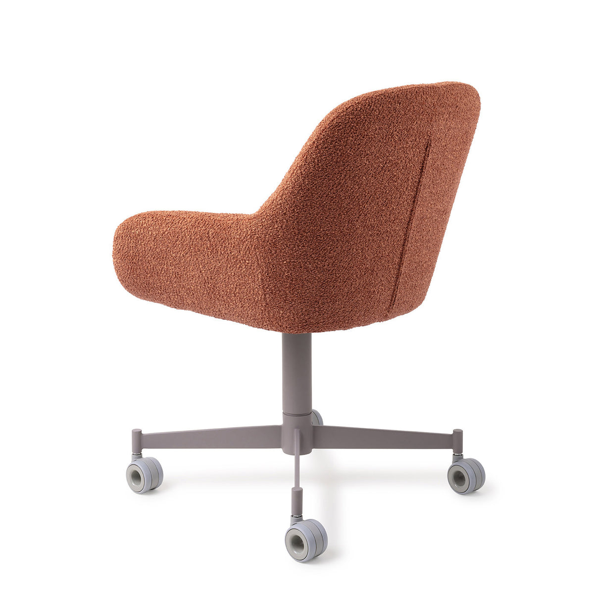 Dos de la chaise Kushi terracotta avec sa couture verticale et son piètement à roulettes gris