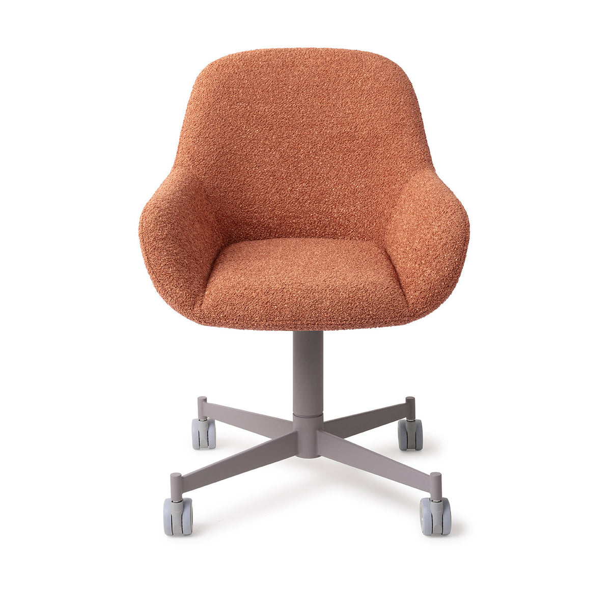 Chaise Kushi terracotta sur piètement à roulettes gris vue de face coque enveloppante et accoudoirs arrondis