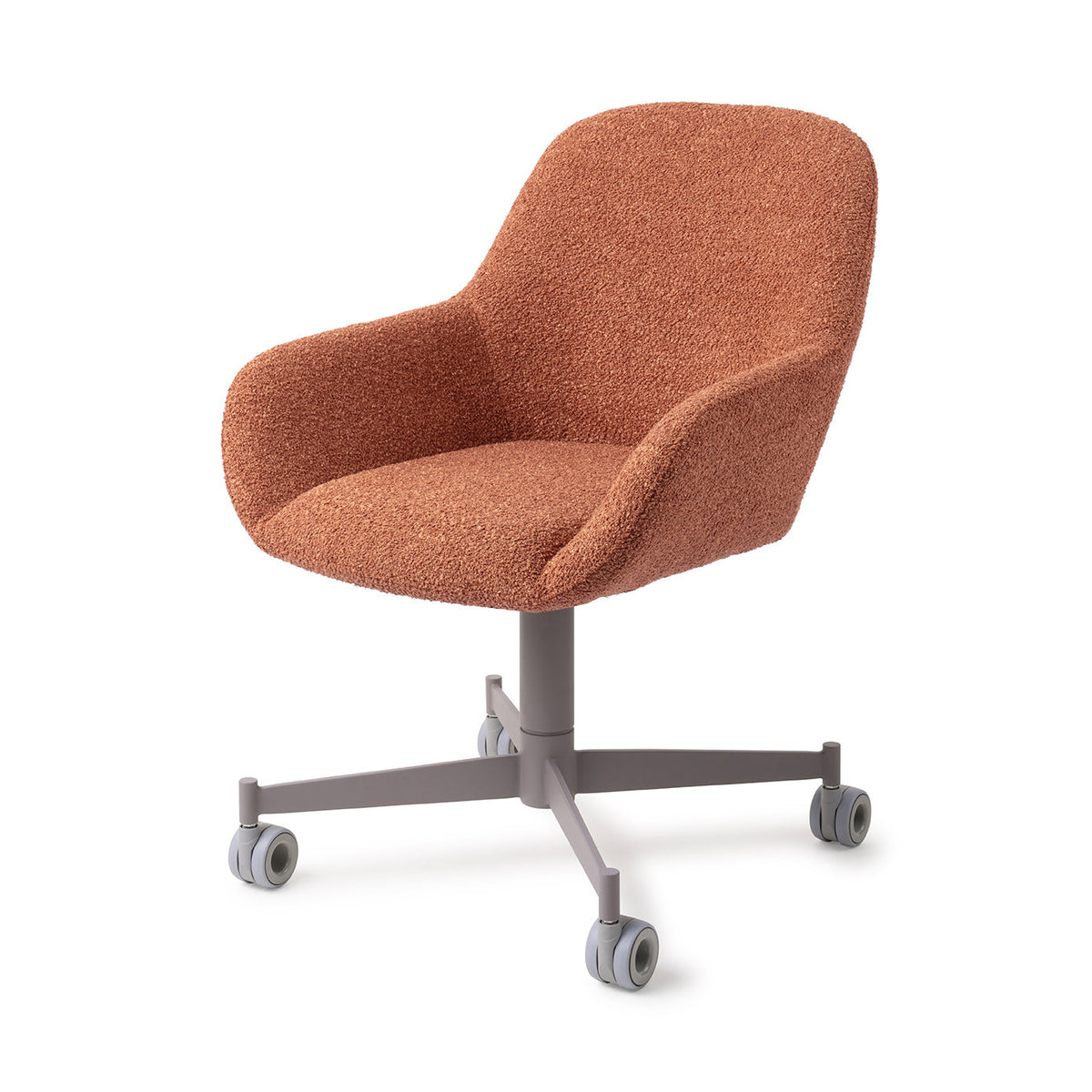 Chaise Kushi terracotta sur piètement à roulettes gris vue de trois quarts