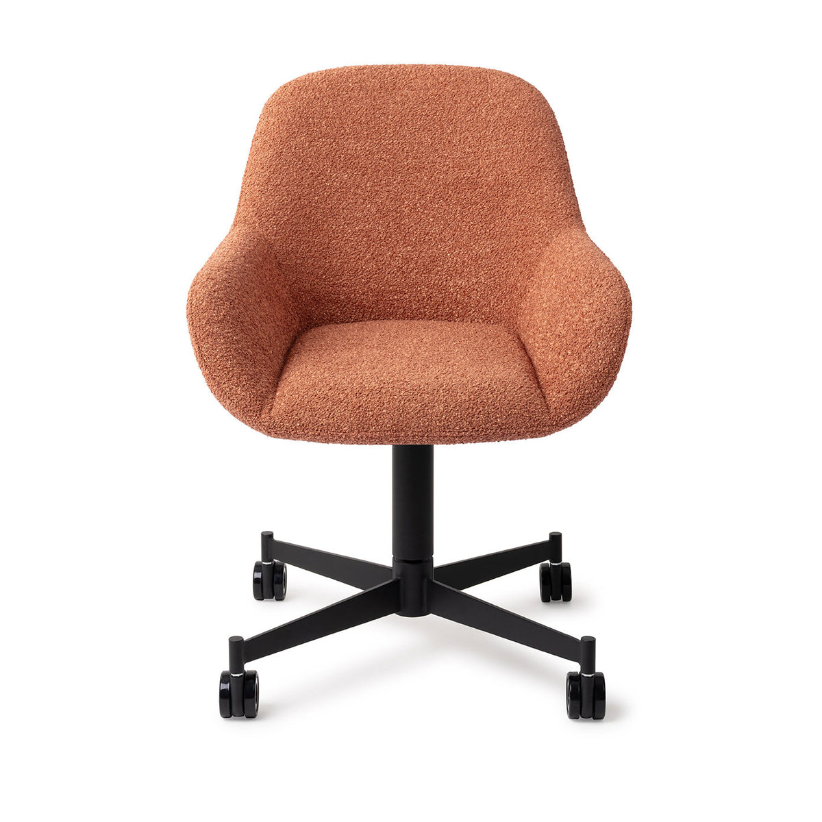 Chaise Kushi terracotta sur piètement à roulettes noir vue de face coque enveloppante et accoudoirs arrondis