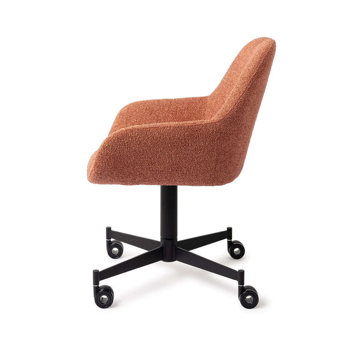 Chaise Kushi terracotta vue de profil sur son piètement à roulettes noir