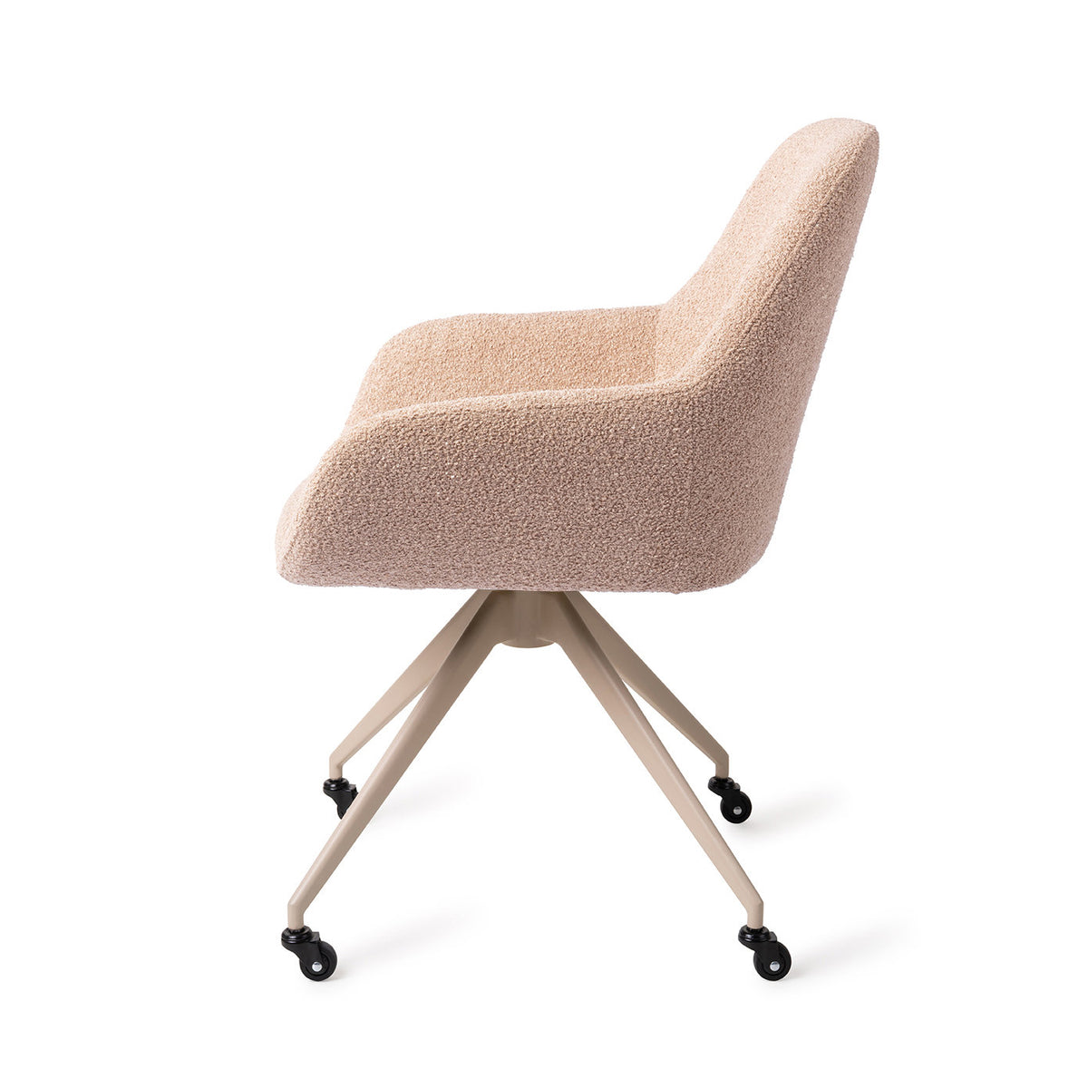 Chaise Kushi rose poudré vue de profil sur son piètement beige à quatre pieds et roulettes