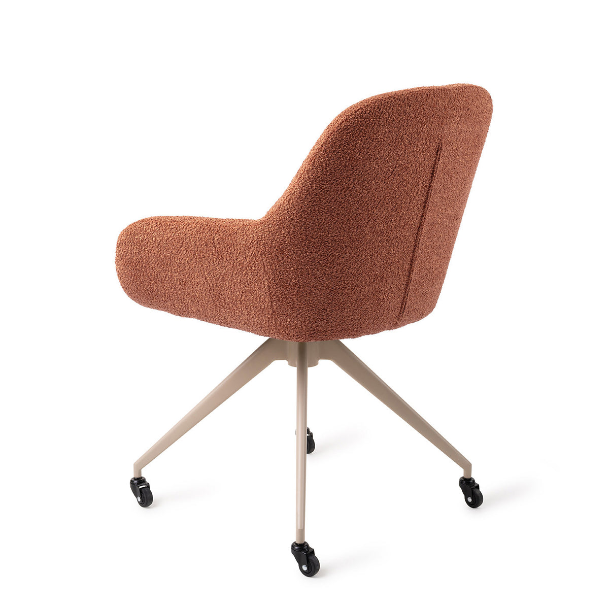 Dos de la chaise Kushi terracotta avec sa couture verticale et son piètement beige à roulettes