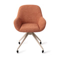 Chaise Kushi terracotta sur piètement beige à quatre pieds et roulettes vue de face assise enveloppante et accoudoirs