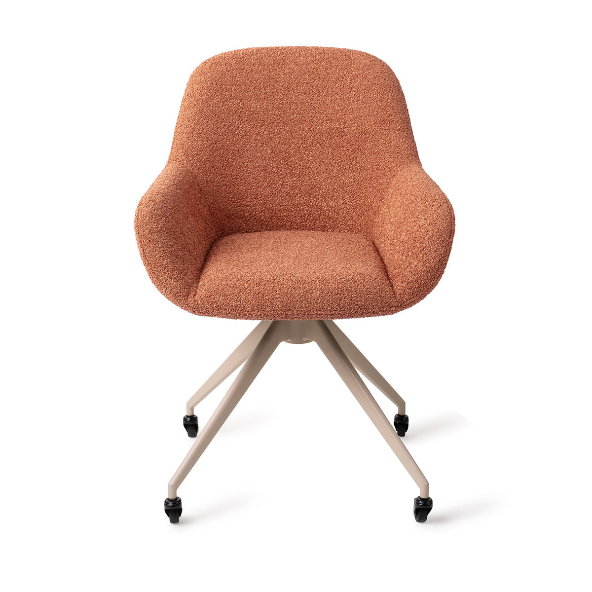Chaise Kushi terracotta sur piètement beige à quatre pieds et roulettes vue de face assise enveloppante et accoudoirs