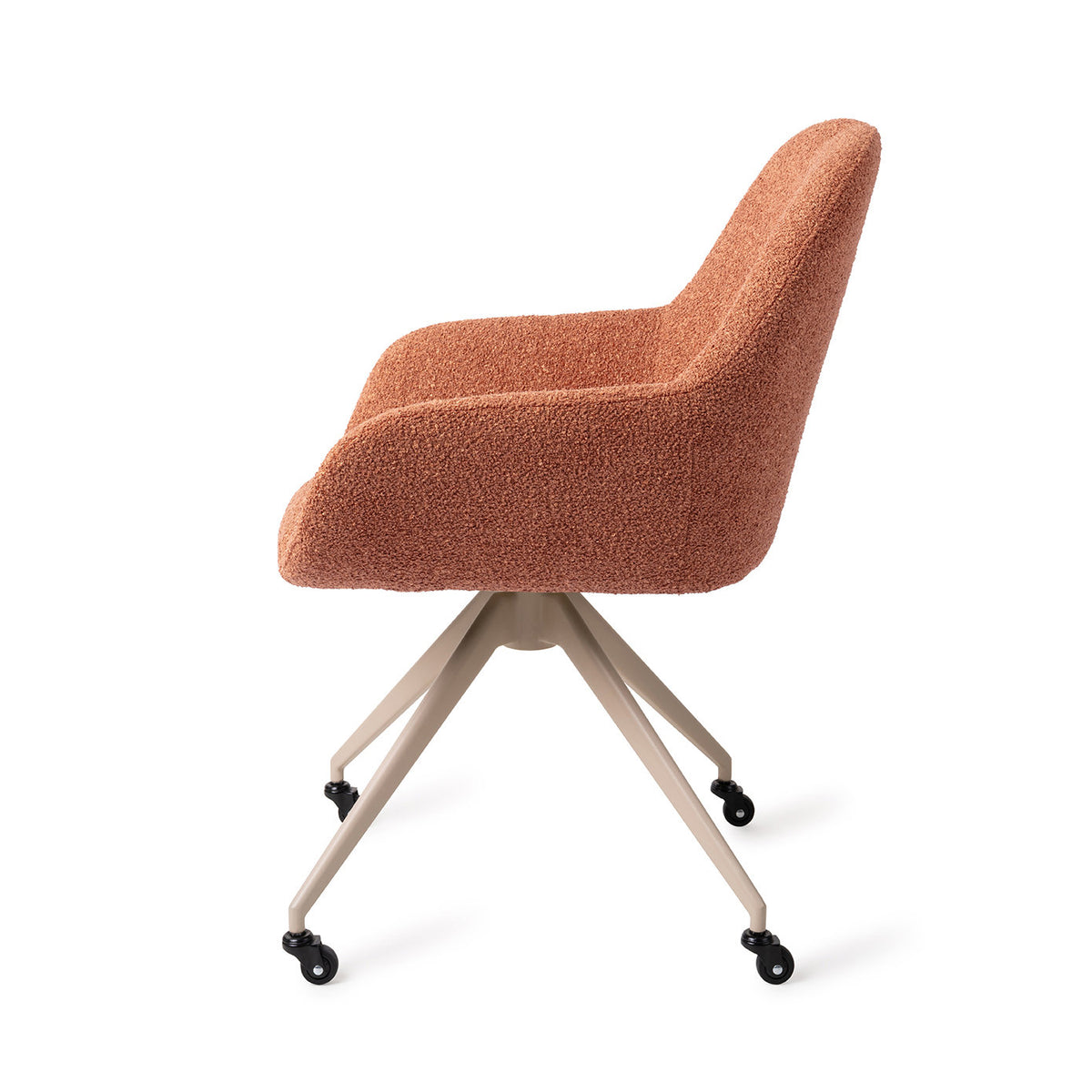Chaise Kushi terracotta vue de profil sur son piètement beige à quatre pieds et roulettes