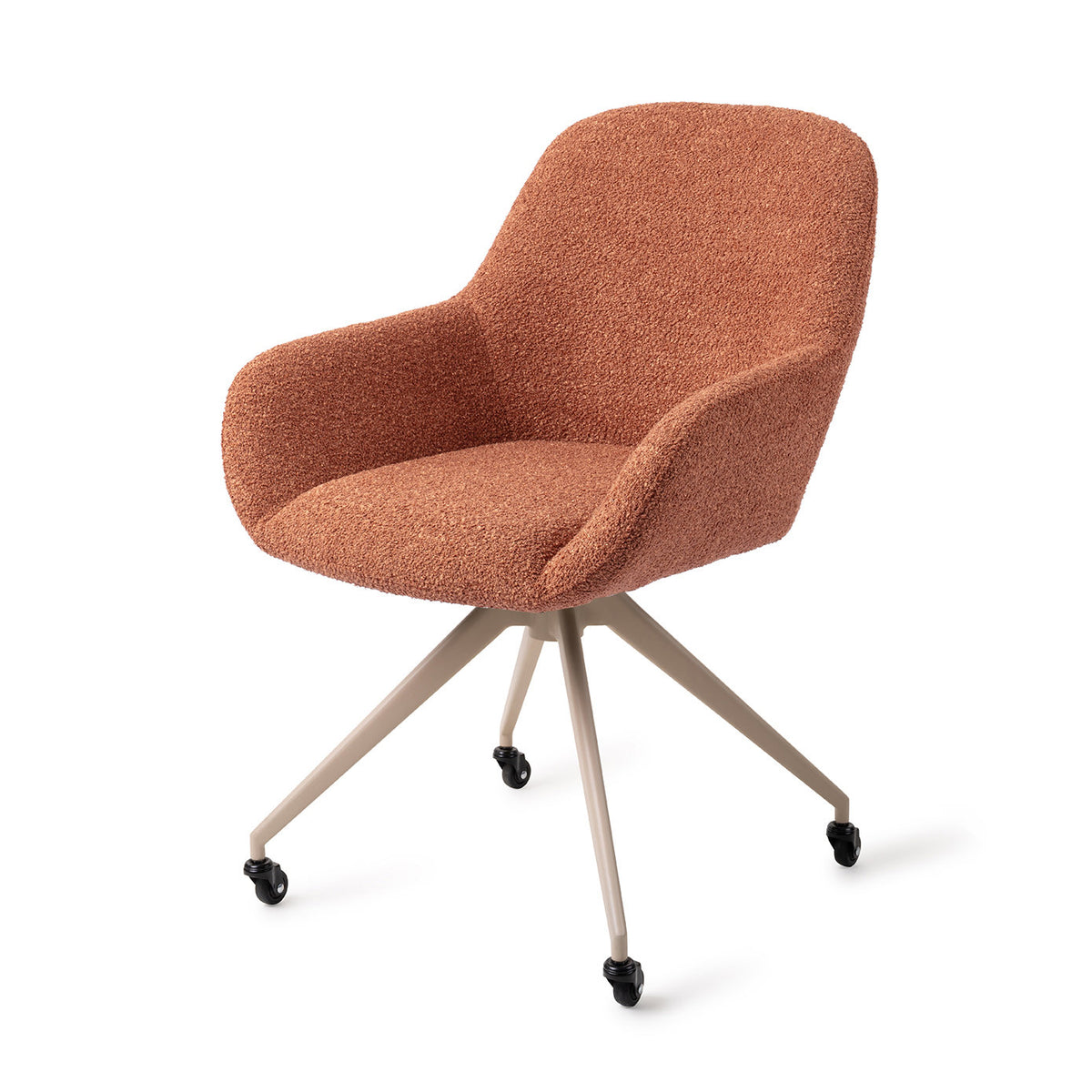 Chaise Kushi terracotta sur piètement beige à quatre pieds et roulettes vue de trois quarts