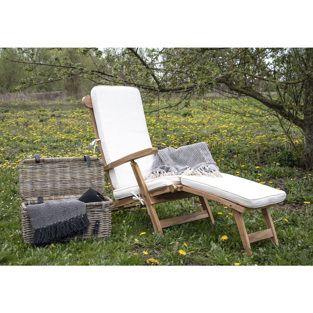 Chaise longue Arrecife teck coussin blanc dans jardin fleuri avec panier rotin