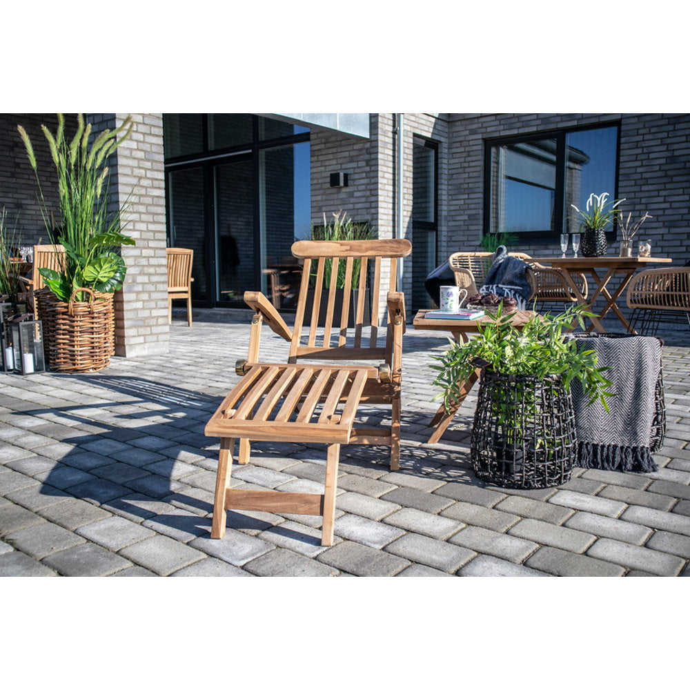 Chaise longue Arrecife teck naturel sur terrasse dallée maison contemporaine