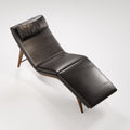 Chaise longue Opera Noyer foncé vue de trois quarts sur fond blanc