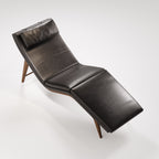 Chaise longue Opera Noyer foncé vue de trois quarts sur fond blanc