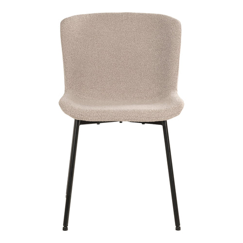 Chaise Maceda bouclé beige vue de face – silhouette enveloppante et pieds métal noir mat
