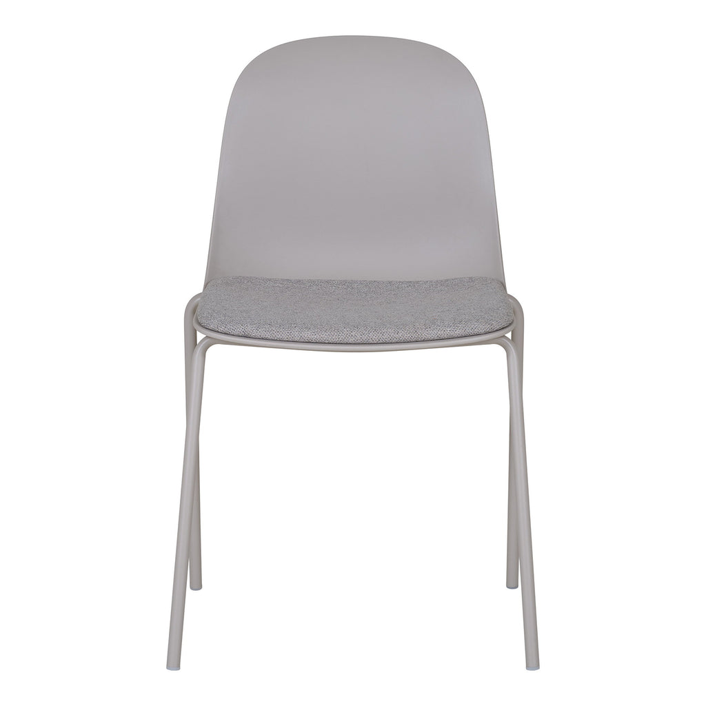 Chaise Madalena gris clair vue de face coque arrondie coussin tissu pieds tubulaires métal gris