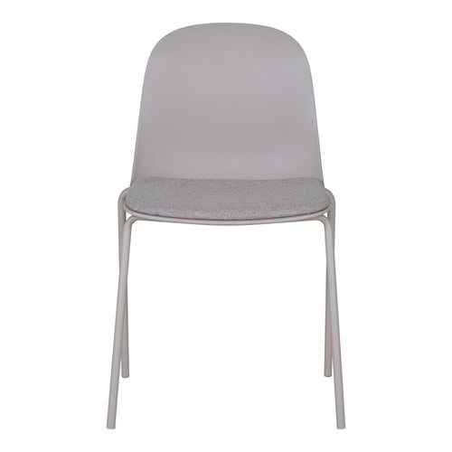 Chaise Madalena gris clair vue de face coque arrondie coussin tissu pieds tubulaires métal gris