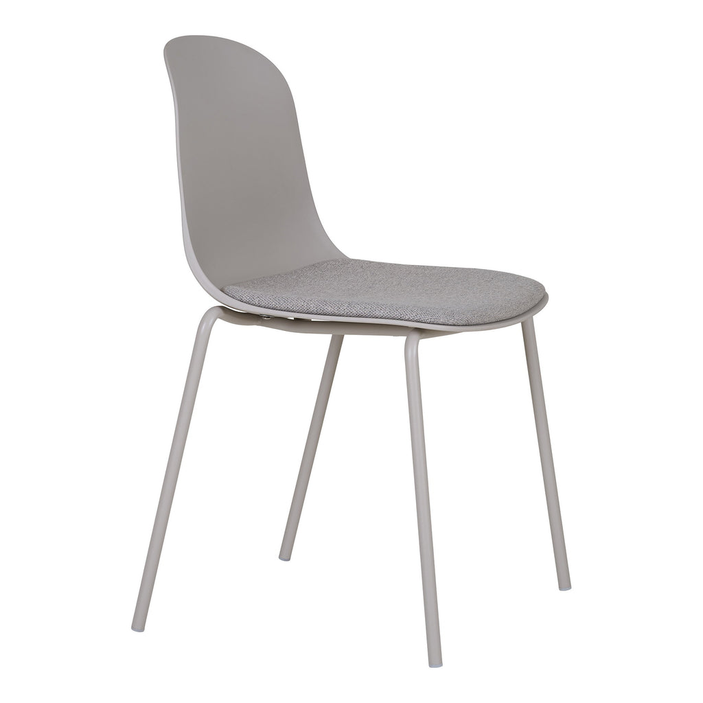 Chaise Madalena gris clair vue de profil coque plastique moulé coussin tissu et pieds métal coordonnés