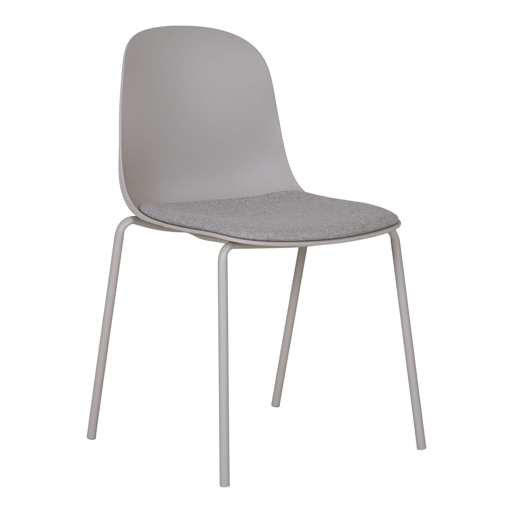 Chaise Madalena coque plastique gris clair avec coussin tissu polyester et pieds métal gris vue trois quarts