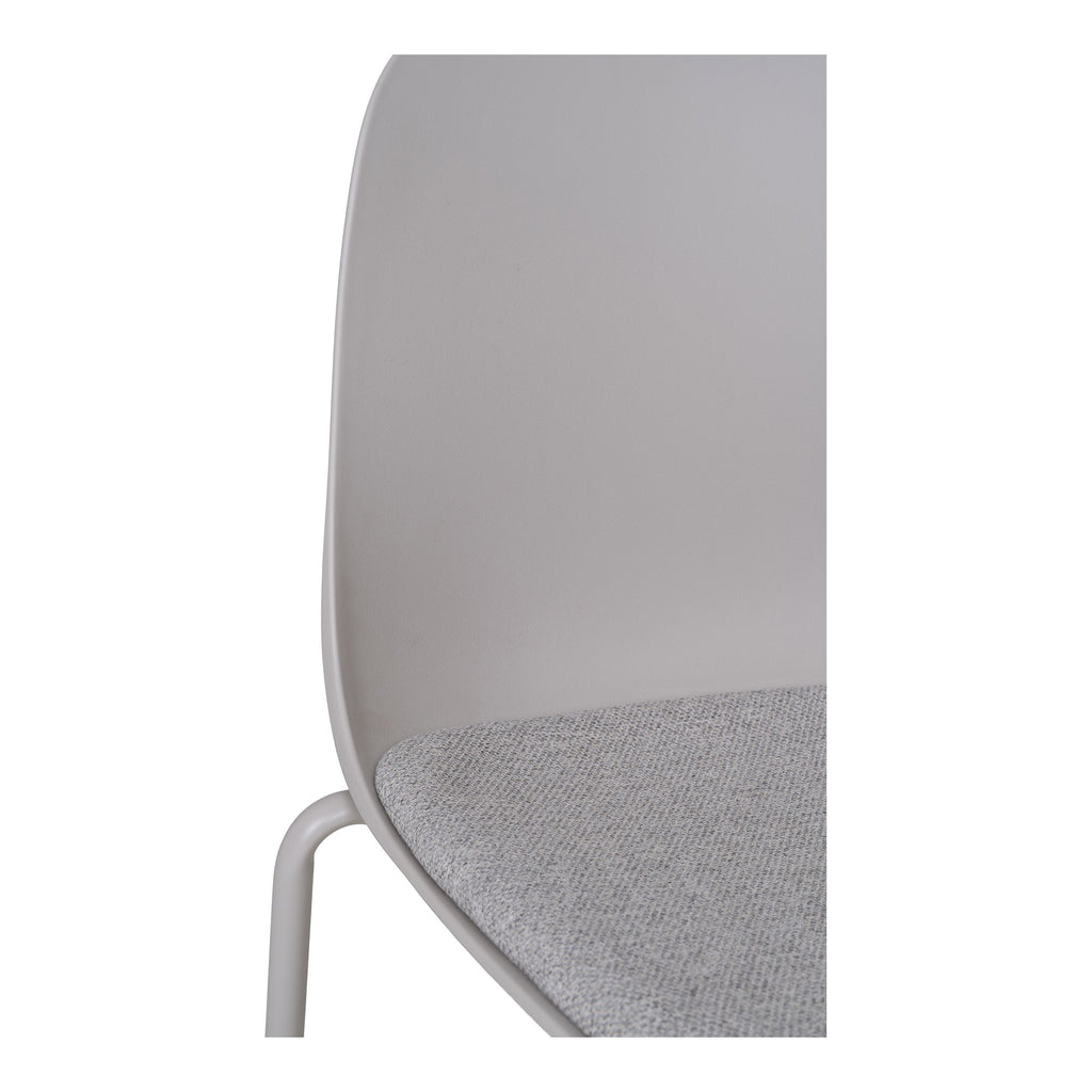 Gros plan coussin tissu polyester gris clair de la chaise Madalena texture douce et confortable