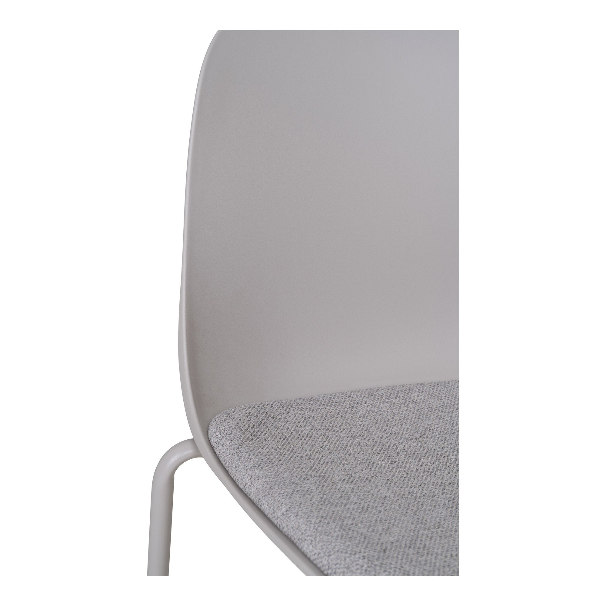 Gros plan coussin tissu polyester gris clair de la chaise Madalena texture douce et confortable