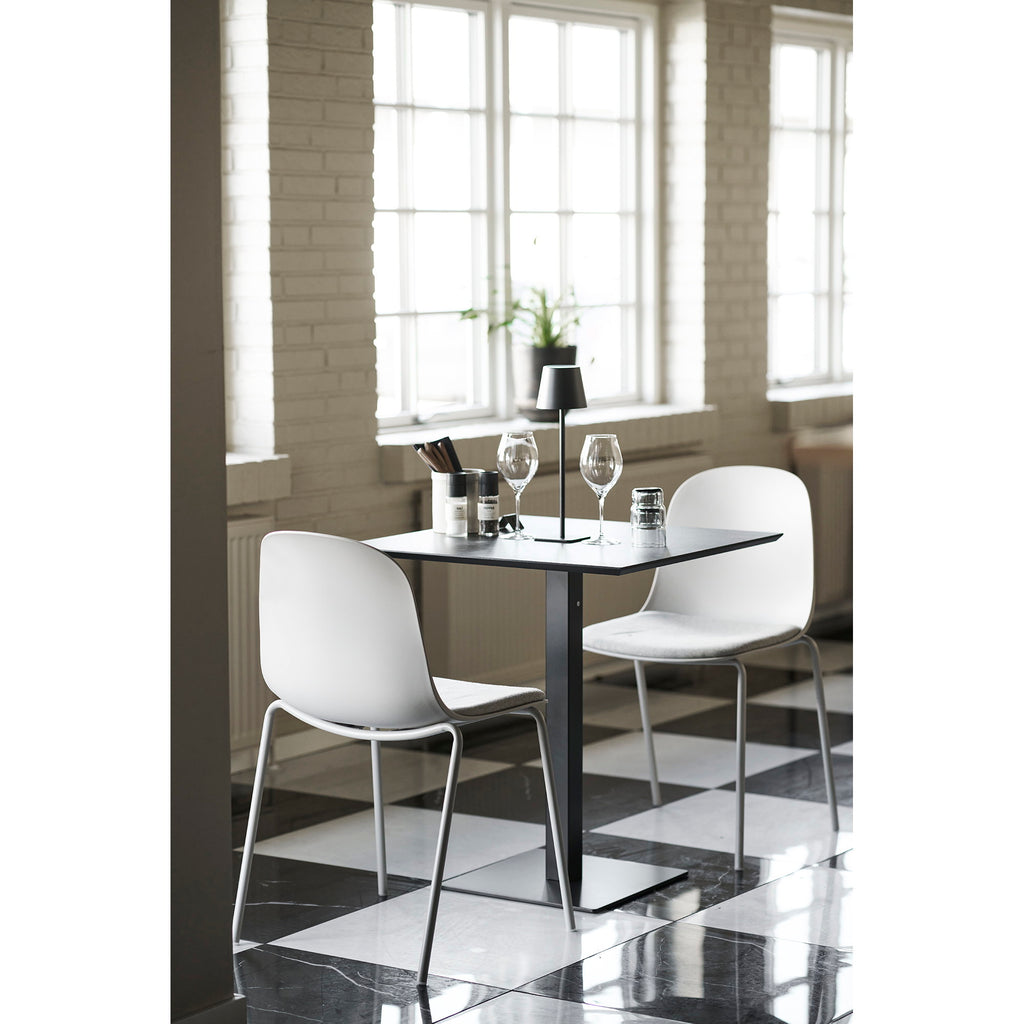 Chaise Madalena gris clair devant une table en bois dans salle à manger contemporaine lumineuse