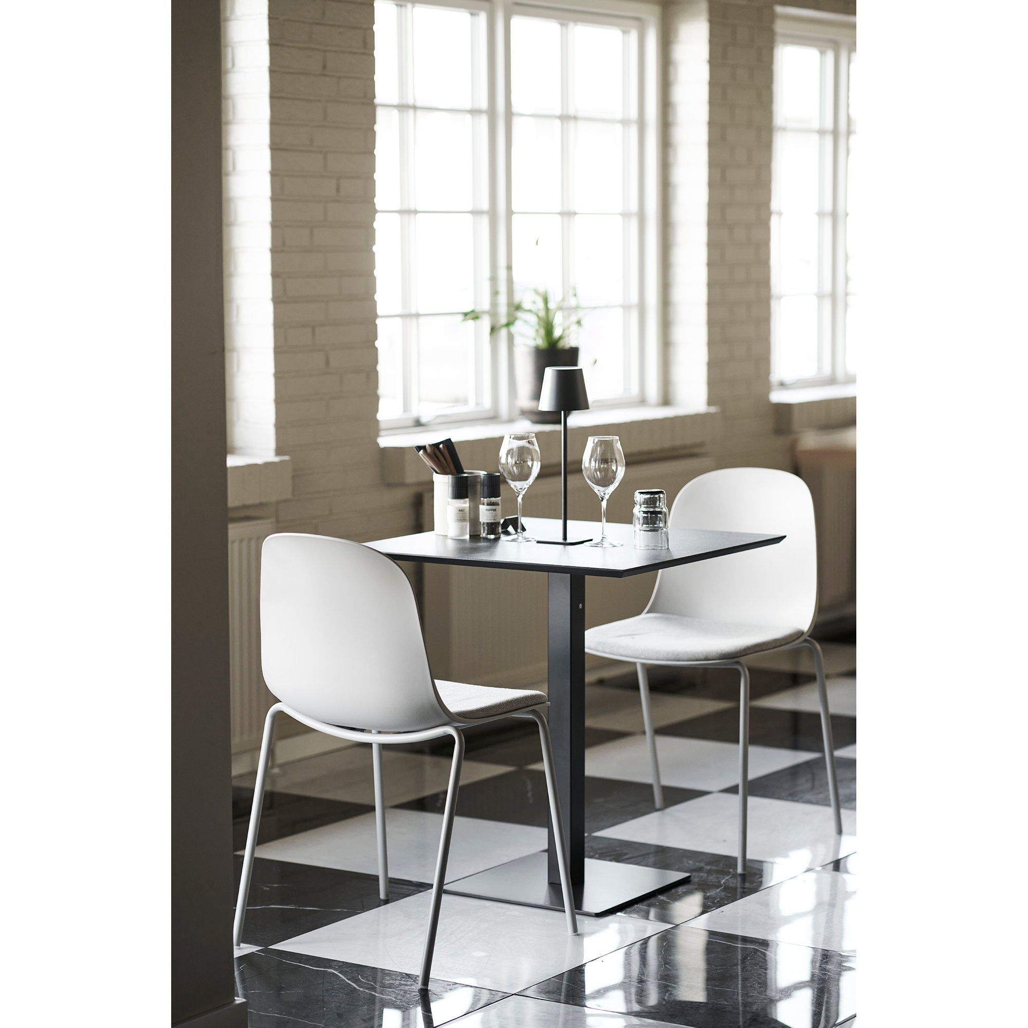 Chaise Madalena gris clair devant une table en bois dans salle à manger contemporaine lumineuse