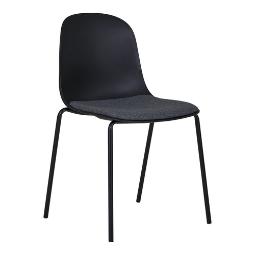 Chaise Madalena coque plastique noire assise tissu anthracite pieds métal noir vue trois quarts