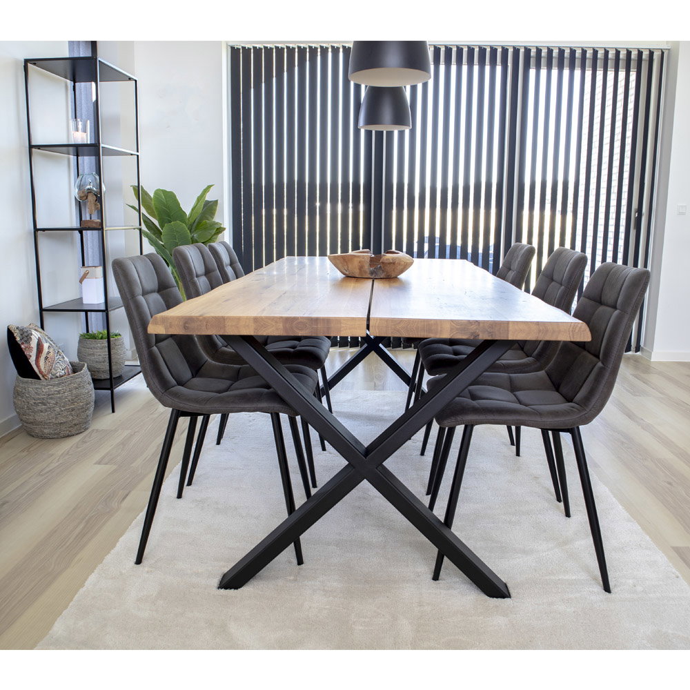Lot de chaises Middelfart gris foncé dans salle à manger contemporaine avec table bois
