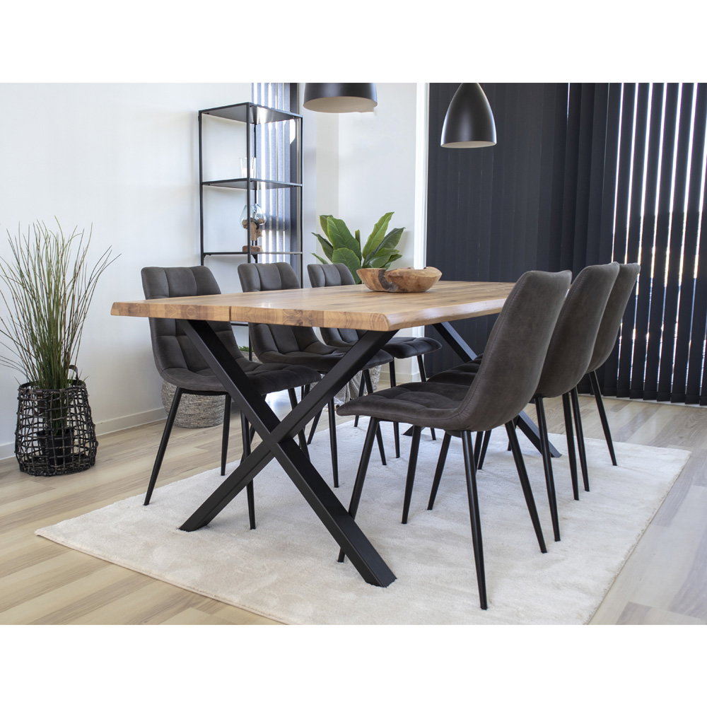 Chaise Middelfart gris foncé autour d'une table à manger en bois massif pieds croisés noirs