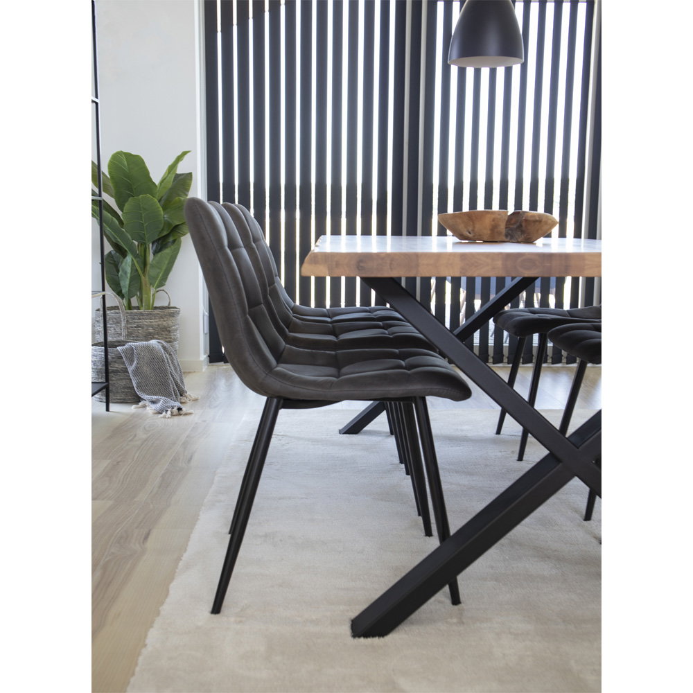 Chaise Middelfart microfibre gris foncé dans salle à manger avec table noire et tapis vert