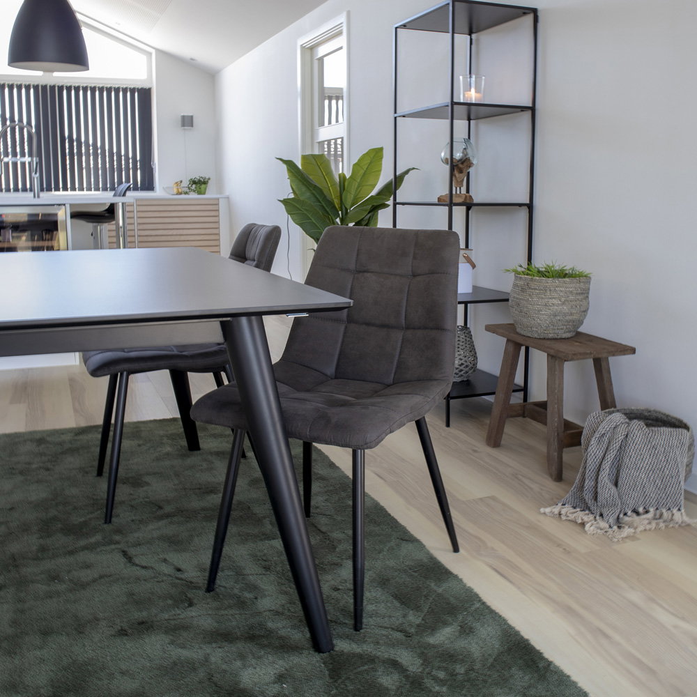 Détail du matelassage carré de la chaise Middelfart en microfibre gris foncé