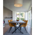 Huit chaises Middelfart jaune moutarde autour d'une grande table bois salle à manger lumineuse