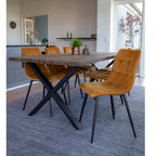 Détail chaises Middelfart jaune moutarde avec table bois massif et pieds métal noir