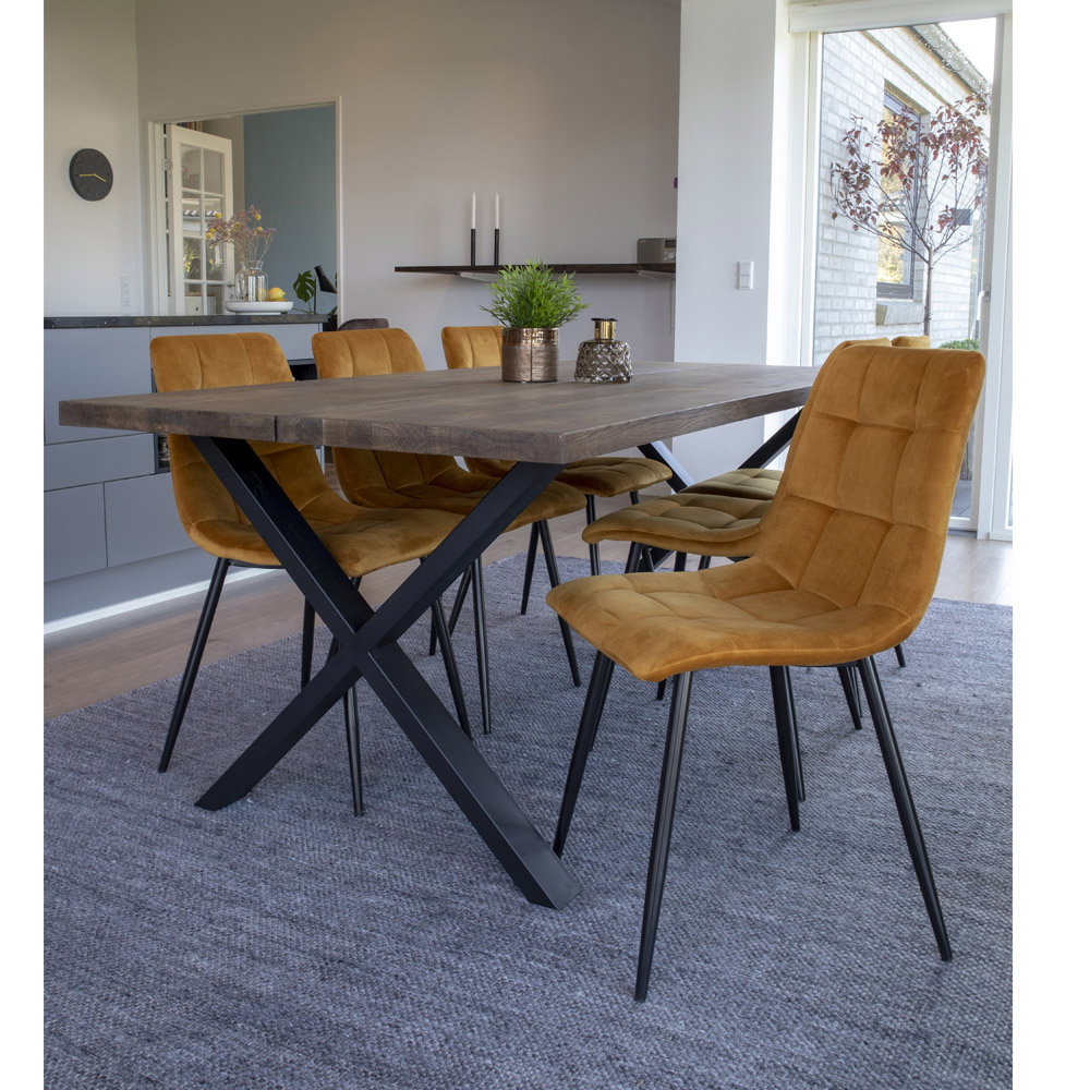 Détail chaises Middelfart jaune moutarde avec table bois massif et pieds métal noir
