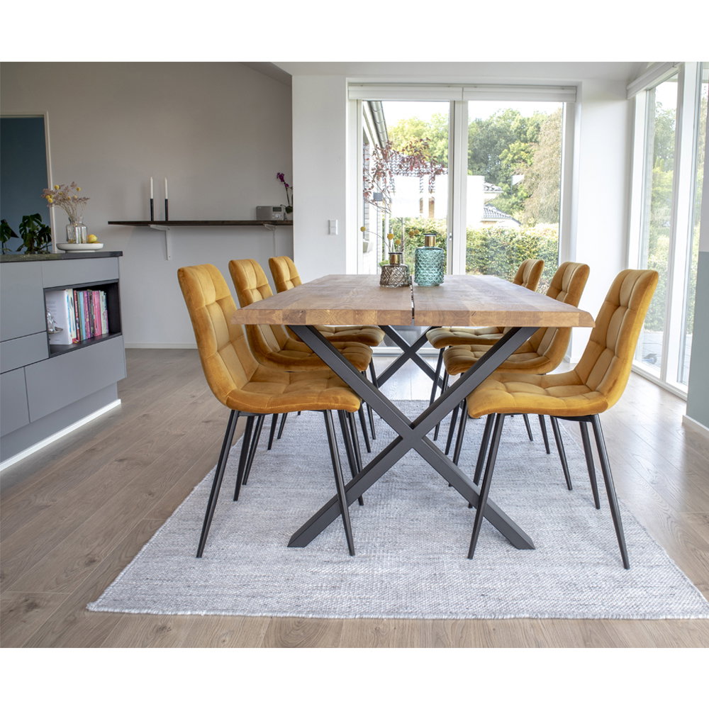 Chaises Middelfart velours jaune moutarde autour d'une table en bois massif pieds croisés noirs