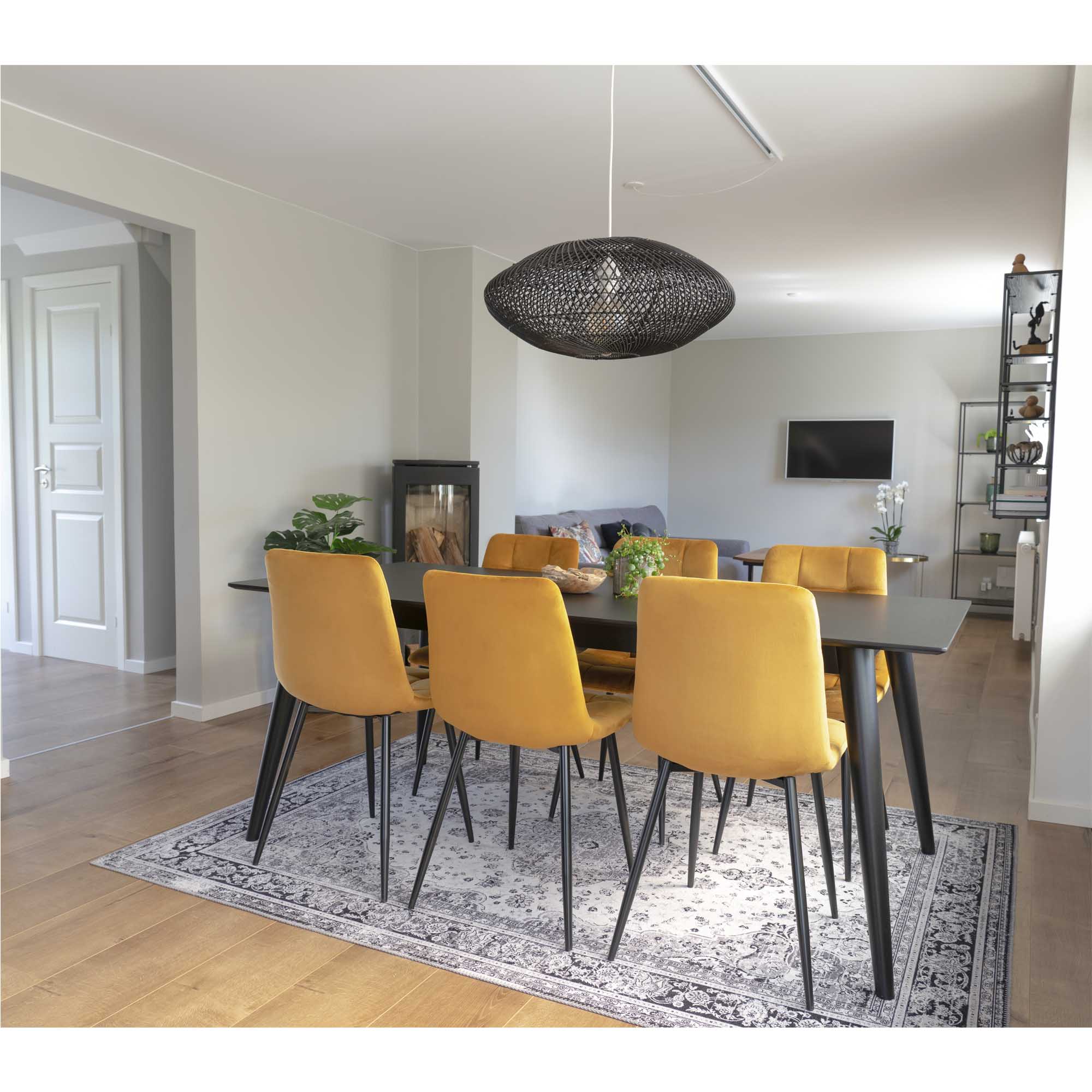Lot de chaises Middelfart jaune moutarde autour d'une table noire dans salle à manger moderne