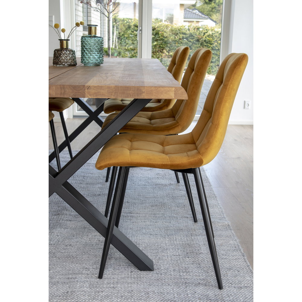 Détail du matelassage et profil des chaises Middelfart jaune moutarde le long d'une table bois