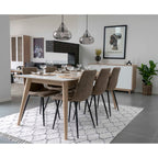 Chaises Middelfart microfibre brun clair autour table blanche scandinave avec buffet bois suspensions verre tapis berbère