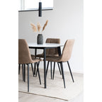 Chaises Middelfart microfibre brun clair autour table blanche pieds noirs avec pampa et suspension noire