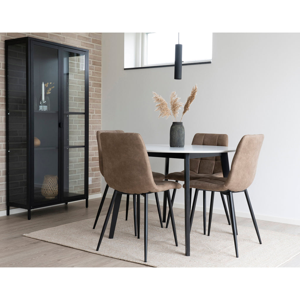 Chaises Middelfart microfibre brun clair autour table blanche ovale avec vitrine noire mur briques suspension noire