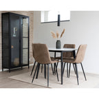 Chaises Middelfart microfibre brun clair autour table blanche ovale avec vitrine noire mur briques suspension noire