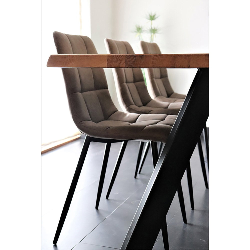 Gros plan chaises Middelfart microfibre brun clair matelassées sous table bois massif pieds métal noir