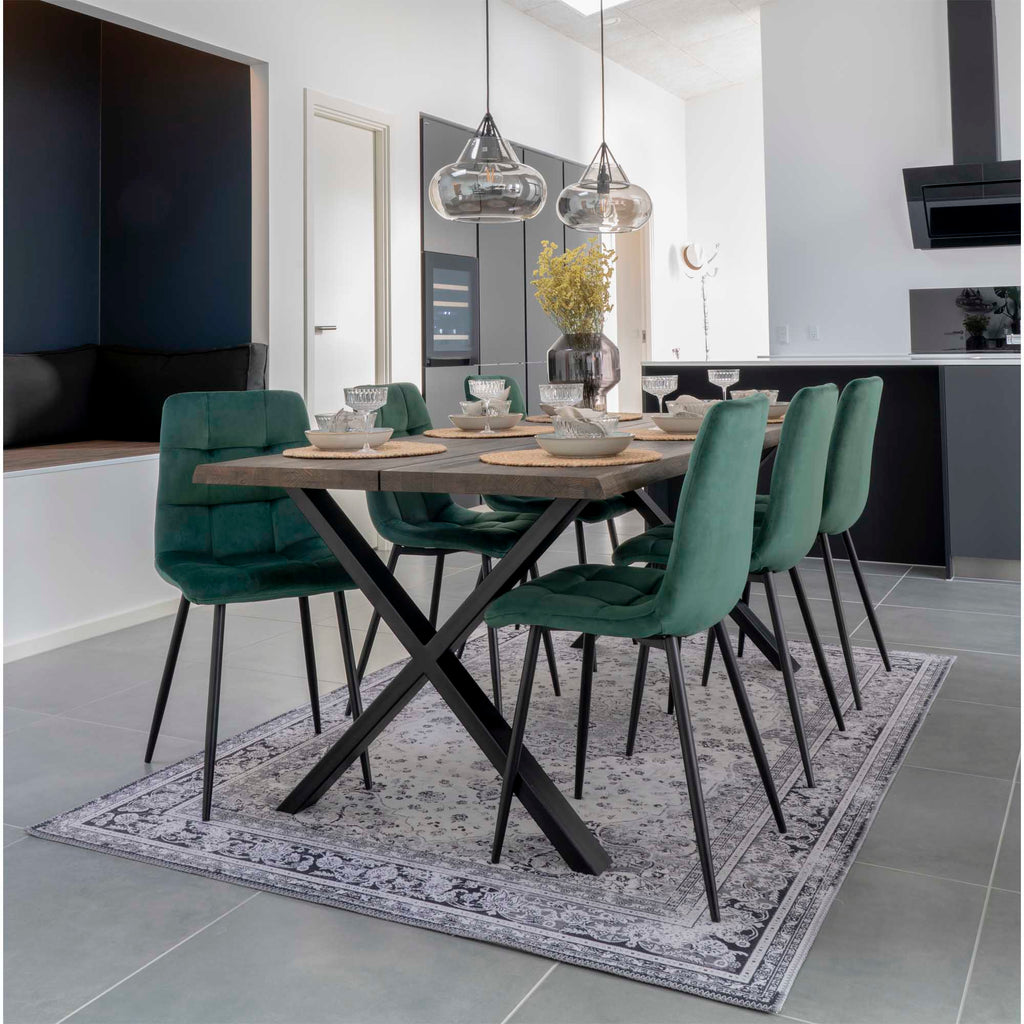 Six chaises Middelfart velours vert foncé autour d'une grande table dans cuisine ouverte