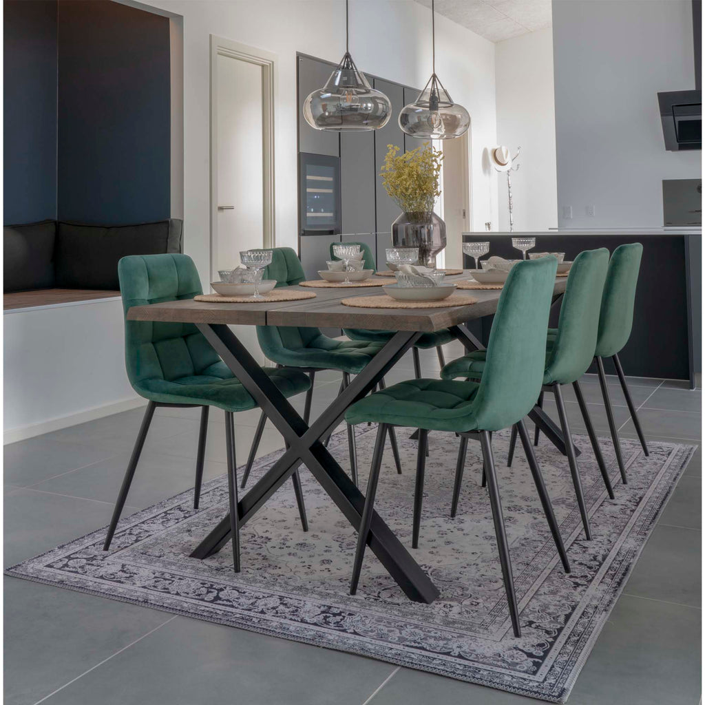 Lot de chaises Middelfart velours vert foncé autour d'une table à manger contemporaine