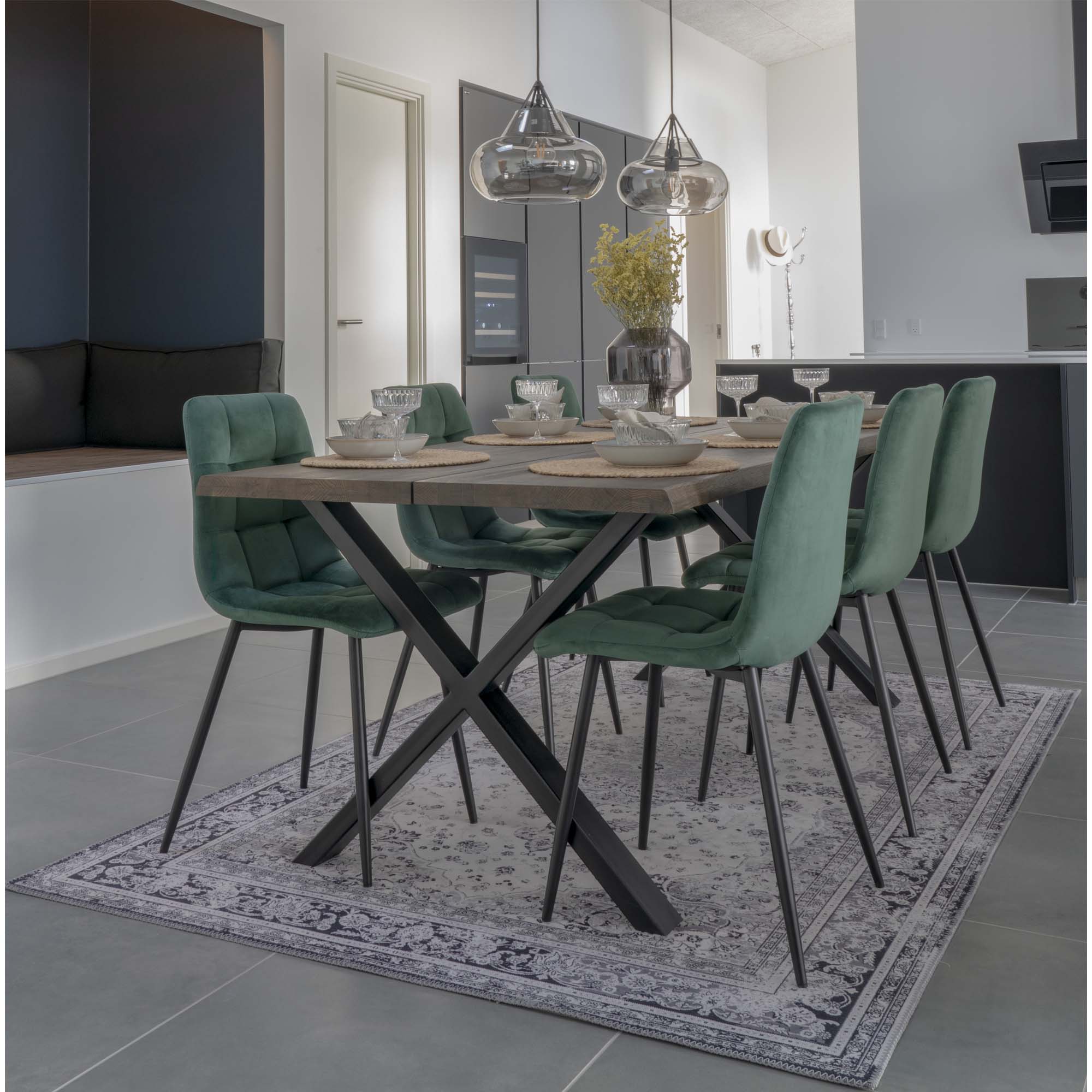 Lot de chaises Middelfart velours vert foncé autour d'une table à manger contemporaine