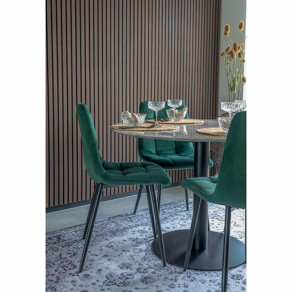 Chaises Middelfart velours vert foncé autour d'une table ronde avec verrerie