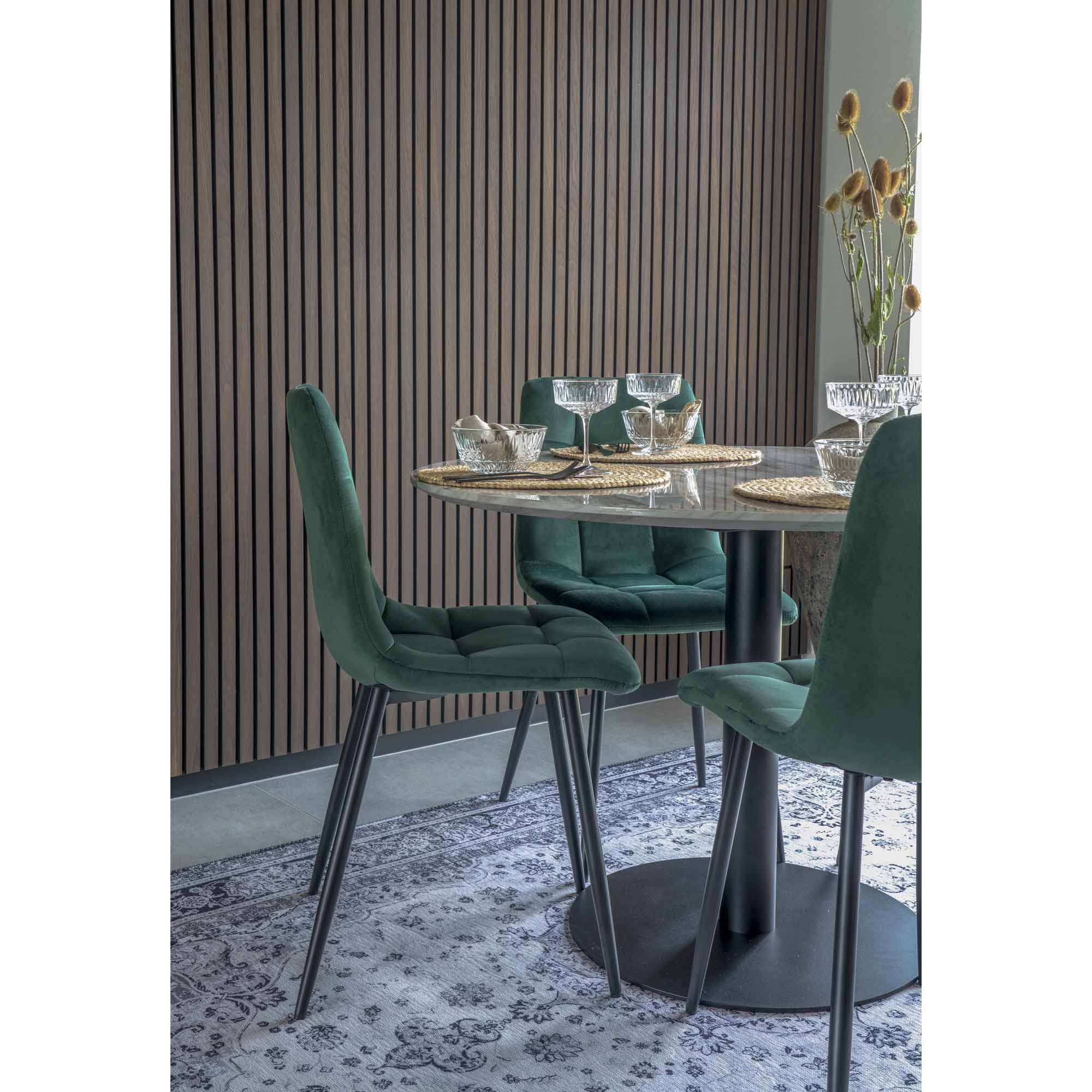 Chaises Middelfart velours vert foncé autour d'une table ronde avec verrerie