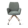 Chaise Misaki vert sauge sur piètement beige à quatre pieds et roulettes vue de face avec ses accoudoirs détachés du dossier