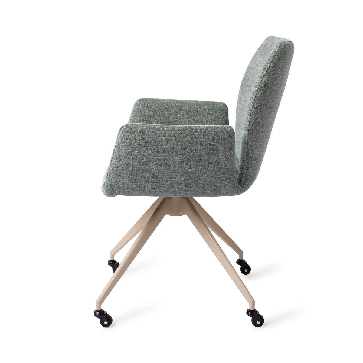 Chaise Misaki vert sauge vue de profil sur son piètement beige à quatre pieds et roulettes