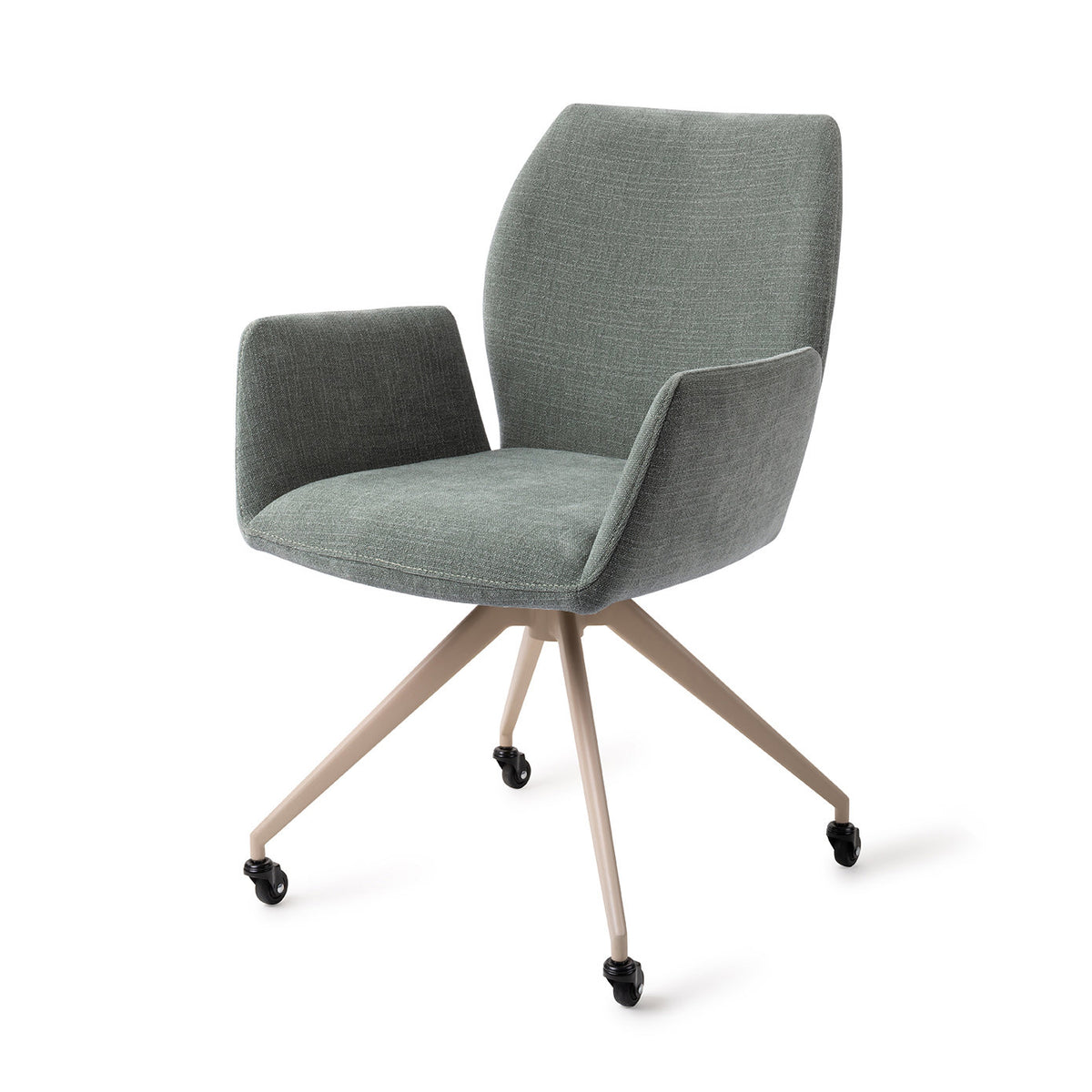 Chaise Misaki vert sauge sur piètement beige à quatre pieds et roulettes vue de trois quarts