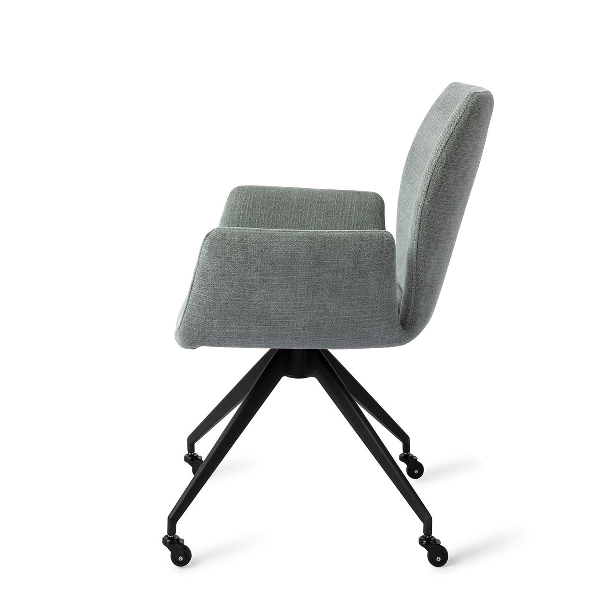 Chaise Misaki vert sauge vue de profil sur son piètement noir à quatre pieds et roulettes
